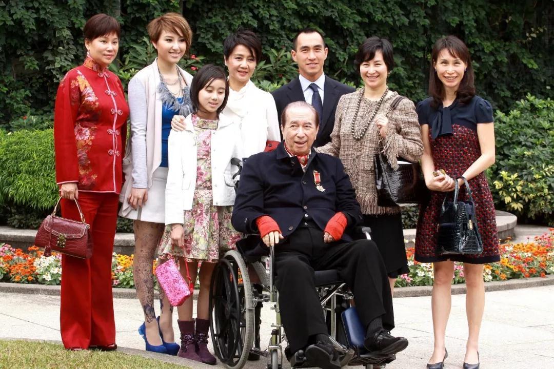 赌王何鸿燊葬于家族墓地 二房何猷龙抱遗像出席 遗产纷争再陷迷雾